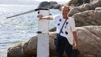 Flix Royo posa junto al timn de su barco, destrozado en la costa de Santa Cruz.
