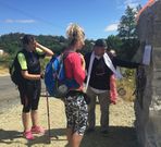 Los peregrinos se sirven agua embotellada en el Camino Primitivo.