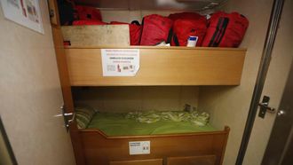 Foto de archivo de un pesquero gallego, con trajes de supervivencia en la litera superior del camarote del patr&oacute;n de costa, el segundo de a bordo.