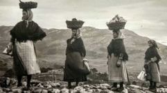 Mujeres atravesando el monte Pindo