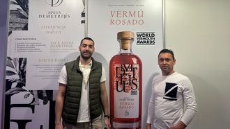 <span lang= gl >Ad&aacute;n Rivera (esquerda) e Fernando Fern&aacute;ndez, uns dous socios de Adega Demetrius, co seu verm&uacute; rosado, este xoves na feira de Silleda</span>