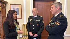 El nuevo jefe de la comisar�a de Monforte, Pablo Fern�ndez (primero por la derecha) se reuni� ayer en Lugo con la subdelegada del Gobierno, Isabel Rodr�guez, y el comisario provincial, Jos� Luis Romera