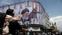 Cartel propagand�stico del anterior l�der supremo, el fallecido ayatol� Al� Jamen�i, en una c�ntrica plaza de Teher�n.  