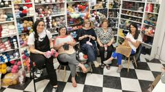 Cristina Mart�nez, con sus alumnas en la tienda Con Dos Ovillos.