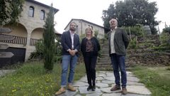 Fernando Gonz�lez, con su mujer y su hijo Fabio, en el exterior de Algueira