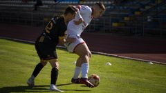 Xabi Castieiras protege el baln ante un rival en el partido que el Noia jug contra el Barbads en casa.