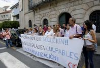 Trabajadoras, concejales de la oposici�n y representantes de la CIG ante el Concello. 