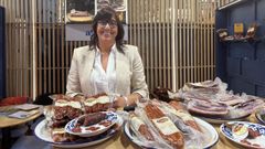 Maria Carmen es una veterana de la feria, en la que vende y promociona sus embutidos de Suarna
