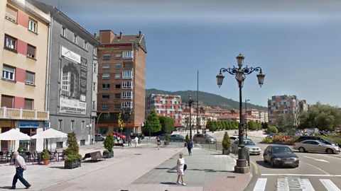 A la izquierda, destacada en blanco y negro, la Casa de los Tiros de Oviedo poco antes de su reforma. Durante la Guerra Civil no haba edificios a sus lados, por lo que sirvi de punto estratgico del cerco republicano a la ciudad