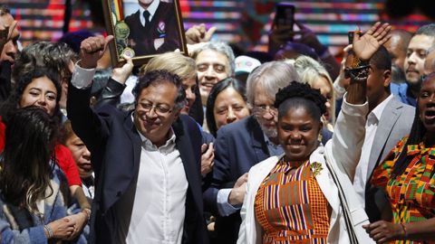 Gustavo Petro celebra junto a  la vicepresidencia electa, Francia M�rquez, el triunfo en las presidenciales de Colombia.tras obtener 11.270.944 votos, equivalentes al 50,49 %,  hoy en el Movistar Arena en Bogot� (Colombia). E