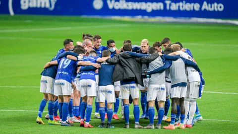 salvacion permanencia Real Oviedo Racing Carlos Tartiere.Los futbolistas del Real Oviedo celebran la permanencia tras su victoria ante el Racing