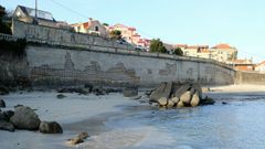 Muro de hormig&oacute;n en la playa de O Con, en Moa&ntilde;a, que se cae a pedazos por la corrosi&oacute;n y el impacto del oleaje en invierno