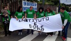 Integrantes de la APA del Isaac D�az Pardo, ayer, manifest�ndose a las puertas del colegio de Tarr�o.