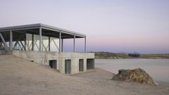 Centro de Remo y Pirag�ismo del pantano de Alange, en Extremadura. Obra del arquitecto Jos� Mar�a S�nchez Garc�a