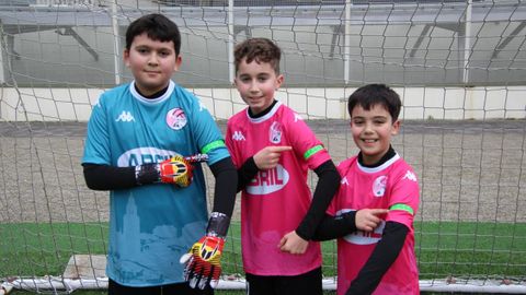 Los jugadores del Gimn�stica de Lugo con los brazaletes del AECC
