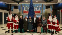 Miembros de la asociacin Francisco Rodrguez Otero fueron los encargados de encender las luces de Navidad en el Centro Comercial Los Rosales
