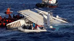 Un momento del rescate de los n�ufragos del catamar�n tur�stico Ole Cuarto, con 33 pasajeros y tripulantes, a una milla del puerto de Cartagena. La imagen la publica Salvamento Mar�timo en su cuenta de Twitter