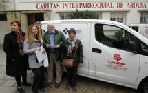 Las asociaciones de mujeres entregaron a C�ritas lo recaudado en su mercadillo. 