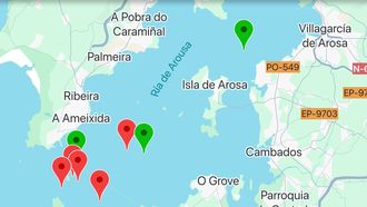 Captura de pantalla de la aplicación GT Orcas que muestra la incursión de tres grupos de orcas este 23 de agosto en la ría de Arousa, donde golpearon a cinco veleros (puntos rojos) y se adentraron hasta la altura de Vilaxoán (iconos verdes), según las notificaciones de los navegantes