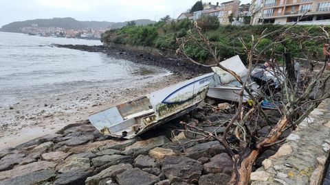 Embarcaciones varadas en la playa de Santa Isabel de Corcubi�n.