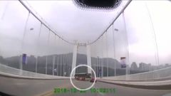 Fallecen 13 ocupantes de un autob�s que se precipit� por un puente en China