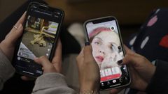 Imagen de archivo de un par de jvenesusando redes sociales.