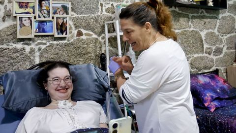 A pesar de que usa el lector ocular con maestr�a, Tatiana no necesita el m�vil para hablar con su madre, M�nica Penas. Las miradas hablan por s� solas.