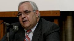 Mikel Buesa dando una conferencia en Ourense en el 2008