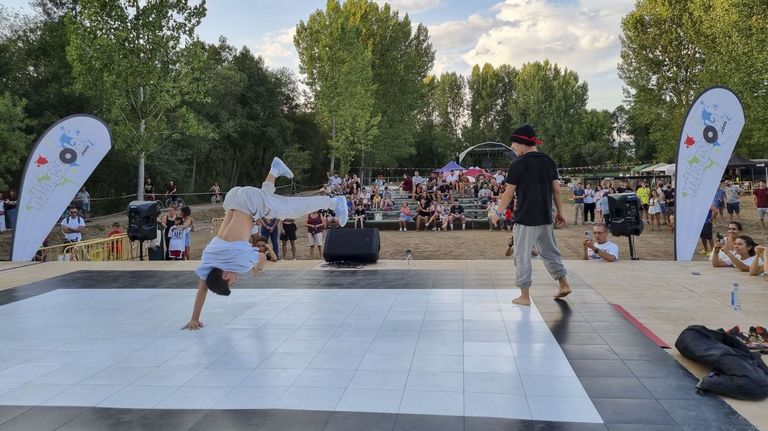 Fotograf&iacute;a de archivo de una exhibici&oacute;n de break dance
