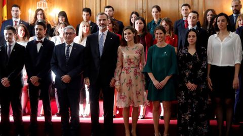 Los Reyes posan para la foto de familia durante su audiencia ganadores del Premio Nacional de Fin de Carrera hoy en Oviedo, donde presiden la ceremonia de entrega de los Premios Princesa de Asturias 2017, que este a�o recaen, entre otros, en la Uni�n Europea, el grupo musical y humor�stico argentino Les Luthiers, la pensadora brit�nica Karen Armstrong, el escritor polaco Adam Zagajewski o la selecci�n masculina de rugby de Nueva Zelanda.