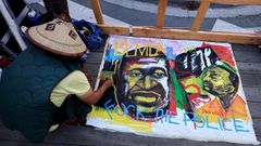 Simpatizante del movimiento Black Lives Matter preparando un cartel para las manifestaciones de mayo del 2025.
