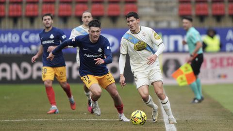 Miguel Loureiro (derecha), junto a Lautaro, en un lance del encuentro del D&eacute;por ante el Andorra.