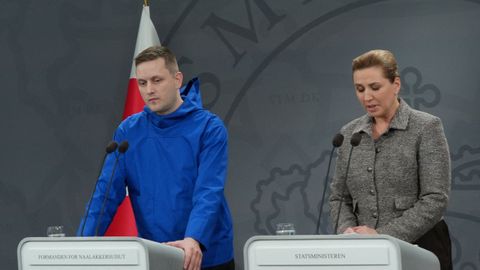 El primer ministro groenland�s, Jens-Frederik Nielsen,  y la jefa de Gobierno de Dinamarca, Mette Frederiksen, en rueda de prensa.
