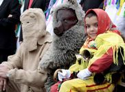 O Oso de Salcedo cun xove peliqueiro chantadino.