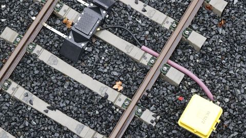 Imagen de un captador, una baliza de seguridad que capta incidencias en la v�a, tomada recientemente en el tramo entre Lugo y Monforte, en plena mejora