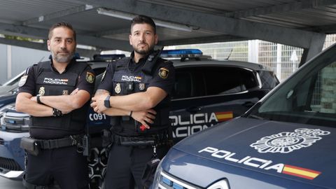 Los polic�as nacionales Miguel Castro y Miguel Cruz�asistieron a una mujer que se estaba ahogando el pasado domingo en la playa viveirense de Area