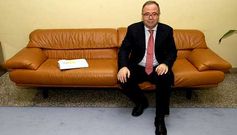 S�nchez Bugallo, nun dos sill�ns do corredor do Parlamento, o pasado venres.