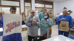 Los usuarios muestran el trabajo que realizan en algunos de los talleres