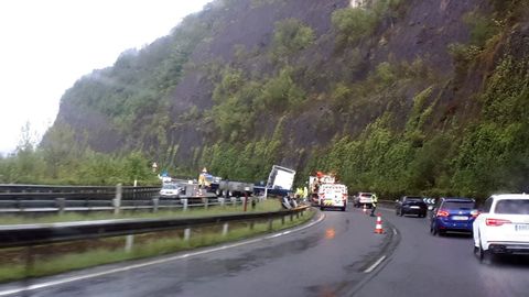 Accidente de un cami�n articulado, en la A-66, a la atura de Mieres