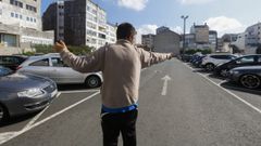 Foto de archivo de octubre de 2021, ejerciendo de gorrilla en el aparcamiento p�blico situado junto al Casino carball�s.
