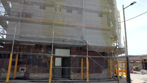 Aunque no tiene uso, estos d�as se est� reparando la fachada de la antigua sede de Telef�nica en Agui�o