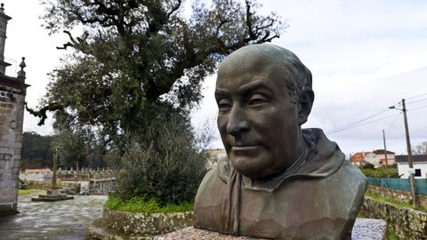 Busto del p�rroco Jos� Rivas Gonz�lez ante la iglesia de Coruxo.