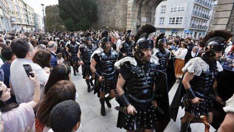 Romanos y castrexos desfilaron a los pies de la Muralla