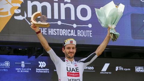 Adam Yates celebrando la victoria de la cuarta etapa de O Gran Cami�o