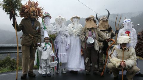 Los personajes del Entroido de Budi�n (Pant�n) tambi�n se dejaron ver en Santiago da Riba este domingo 