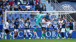 Braat despeja de pu�os durante el Oviedo-Racing