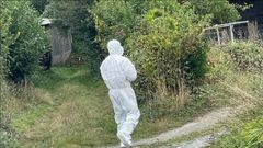 Miembros del Seprona se protegieron para entrar en el criadero de Oza, donde aparecieron numerosos animales muertos y donde se cree que hay una plaga de pulgas