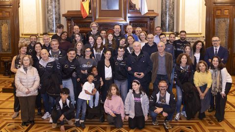 La alcaldesa de A Coru�a y los portavoces del PP y del BNG recibieron en el Ayuntamiento al equipo de Empujando Sonrisas que participar� en un trail por la cordillera de los Andes