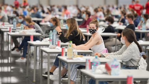 Estudiantes vieneses tomar parte en un test de admisin para Medicina