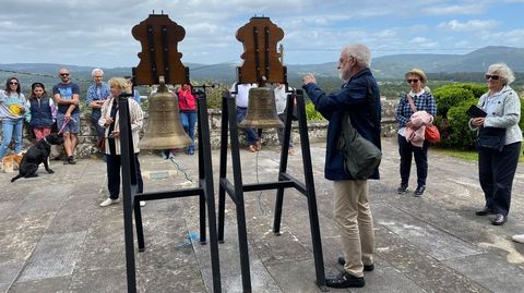 Demostracin de Francesc Llop con un campanario porttil